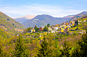 Muggia-Tal mit Dorf und Berg an einem sonnigen Tag im Tessin, Schweiz