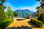 Schöner Park mit Bergblick in der Stadt Lugano an einem sonnigen Tag im Tessin, Schweiz.