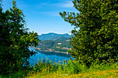 Blick auf die Berge von der Schweiz nach Italien und den Luganersee in Morcote, Tessin, Schweiz.