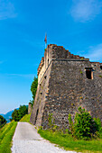 Burg und Gehweg an einem sonnigen Sommertag in Morcote, Tessin, Schweiz.