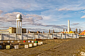 Tempelhofer Feld, Radarturm des ehemaligen Flughafen Berlin-Tempelhof, leerstehende Wohncontainer für Asylanten, Berlin, Deutschland, Europa
