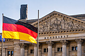 Bundesrat, Schriftzug, Deutschlandflagge, Parlamentsgebaeude, Leipziger Straße, Berlin, Deutschland