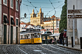 Alte Straßenbahn, Tram 12 im Stadtviertel Alfama, Lissabon, Portugal, Europa
