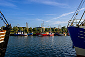 Hafen mit Krabbenkuttern in Büsum, Büsum, Dithmarschen, Nordseeküste, Schleswig Holstein, Deutschland, Europa