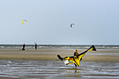 Kitesurfer am weitläufigen Strand im Ortsteil Ording, St. Peter Ording, Nordfriesland, Nordseeküste, Schleswig Holstein, Deutschland, Europa
