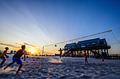 Volleyballspieler im Abendlicht am Strand, Sankt Peter Ording, Nordfriesland, Nordseeküste, Schleswig Holstein, Deutschland, Europa