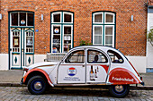 Ente Auto mit Schriftzug Friedrichstadt, Friedrichstadt, Nordfriesland, Nordseeküste, Schleswig Holstein, Deutschland, Europa