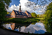 Spiegelung Schloss von Husum im Teich, Nordfriesland, Nordseeküste, Schleswig Holstein, Deutschland, Europa