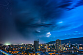 Dramatischer Abendhimmel bei Gewitter in Tiflis, Georgien