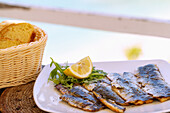 Gegrillte Sardinen, serviert in der Taverne Basilico in Kokkari auf der Insel Samos in Griechenland