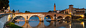 Altstadt mit der Etsch, Ponte Pietra, Verona, Etschtal, Venetien, Italien, Europa