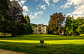 Villa in einem Park an der Lichtenthaler Allee, Baden-Baden; Baden-Württemberg, Deutschland