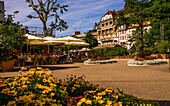 Eiscafé am Kurpark und Rathaus von Bad Wildbad, Schwarzwald, Baden-Württemberg; Deutschland