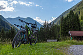 Trekkingräder, Mountain-Bikes am Europäischen Fernwanderweg E5, Madau, Tirol, Österreich