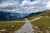 Wege kreuzen sich, Wolken ziehen über die Alpen, Europäischer Fernwanderweg E5, Alpenüberquerung, Zams, Tirol, Österreich
