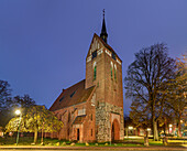 Beleuchtete Kirche von Bispingen, Bispingen, Lüneburger Heide, Heidschnuckenweg, Niedersachsen, Deutschland