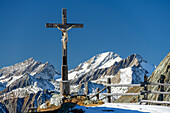 Holzkreuz mit Daberspitze und Rötspitze im Hintergrund, Bonn-Matreier-Hütte, Virgental, Hohe Tauern, Nationalpark Hohe Tauern, Osttirol, Österreich