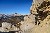 Mann und Frau beim Wandern mit Hoher Gaisl im Hintergrund, am Monte Campedelle, Drei Zinnen, Dolomiten, UNESCO Weltnaturerbe Dolomiten, Venetien, Venezien, Italien
