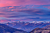Wolkenstimmung mit rot gefärbten Wolken über Zillertaler Alpen, vom Gadertal, Dolomiten, UNESCO Weltnaturerbe Dolomiten, Südtirol, Italien