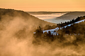 Nebelstimmung mit Blick über das Seibelseckle hinweg ins Langenbachtal, Nationalpark Schwarzwald, Schwarzwald, Baden-Württemberg, Deutschland