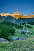 Mont Pourri im Alpenglühen mit Almsiedlung Le Monal im Vordergrund, Nationalpark Vanoise, Rutorgruppe, Grajische Alpen, Savoyen, Savoien, Frankreich