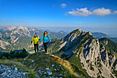 Mann und Frau beim Wandern steigen zum Veliki vrh auf, Veliki vrh, Hochturm, Karawanken, Slowenien, Kärnten, Österreich 