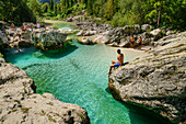 Mehrere Personen baden an der Soca, Soca-Tal, Julische Alpen, Triglav Nationalpark, Slowenien