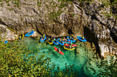 Mehrere Personen erfahren die Soca mit Kajak und Schlauchboot, Soca, Soca-Tal, Julische Alpen, Triglav Nationalpark, Slowenien