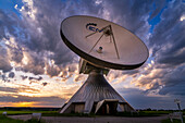 Ein Radioteleskop der Erdfunkstelle Raisting an einem malerischen Frühlingsabend, Raisting, Oberbayern, Bayern, Deutschland