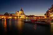 Nachts am Canal Grande mi Blick auf Santa Maria della Salute, Venedig, UNESCO Weltkulturerbe Venedig, Venetien, Italien                          