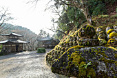 Pagoden und Rakan-Skulpturen im Arashiyama Park, Kyoto, Japan, Asien