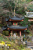 Tempel und Rakan-Skulpturen im Arashiyama Park, Kyoto, Japan, Asien