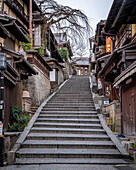 Treppe zwischen Häusern im Stadtteil Higashiyama, Tokio, Japan, Asien