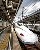 Shinkansen im Bahnhof, Hochgeschwindigkeitszug, Japan, Asien