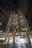 Blick von unten auf das Tokyo Metropolitan Government Building bei Nacht in der Metropole Tokio, Japan, Asien