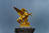 Säule mit der Figurengruppe 'Fama des Krieges' auf der Brücke Pont Alexandre III. über die Seine, Paris, Frankreich, Europa