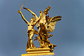 Säule mit der Figurengruppe 'Fama des Krieges' auf der Brücke Pont Alexandre III. über die Seine, Paris, Frankreich, Europa