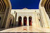 Die Sultan Qaboos Moschee in Muskat ist eine der größten und beeindruckensten Moscheen der Welt