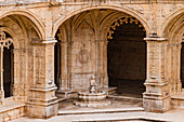 Elemente und Verzierungen aus gelblichem Kalksandstein im Kreuzgang vom Hieronymuskloster in Belem, Lissabon, Portugal