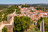 Die Burgfestung zu Obidos mit der historischen Altstadt, die komplett von einer begehbaren Stadtmauer umgeben ist, Portugal
