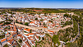 Luftaufnahme der Burg und Festung von Obidos mit einer begehbaren Stadtmauer, Portugal