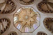 Das kunstvolle Gewölbe und Fenster der Capela do Fundador im Mosteiro da Batalha, Portugal