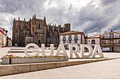Der Schriftzug Guarda vor der Kathedrale Se da Guarda in der gleichnamigen Stadt im Nordosten von Portugal
