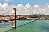Die Brücke Ponte 25 de Abril über den Fluss Tejo in Lissabon vom Aussichtspunkt an der Cristo Rei Statue gesehen, Portugal