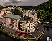 Touristenzug im Kurviertel von Karlsbad (Karlovy Vary), Tschechien