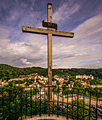 Kreuz auf der Petershöhe (Vyhlídka Petra) im Stadtwald von Karlsbad (Karlovy Vary), Tschechische Republik