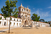 Die prächtige Barock-Fassade vom Kloster und Weltkulturerbe Mosteiro de Santa Maria de Alcobaca im Westen von Portugal