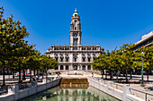 Das Rathaus Camara Municipal do Porto an der Av. dos Aliados mit dem Vorplatz und Brunnen, Porto, Portugal