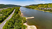 Luftaufnahme vom Rhein bei Leutesdorg mit den grünen Hängen am Mittelrheintal, Deutschland