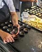 Herstellung von Pasteis de Nata - portugiesische Puddingtörtchen